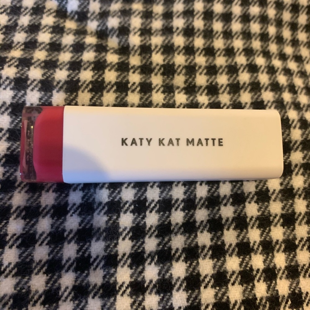 ฅ^•ﻌ•^ฅ  Katy Perry Matte Lipstick